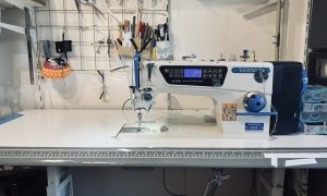 Piqueuse plate industrielle disponible dans l'atelier pour la formation couture à Angers