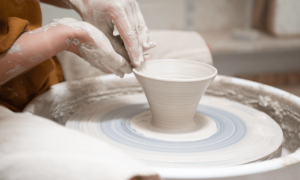 Geste de potier sur un tour de poterie pendant la formation céramique à Bordeaux