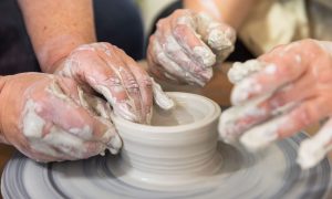 Formation tournage céramique et poterie avec une céramiste proche de Tarbes