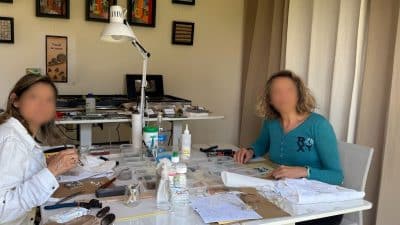 Stagiaire stage sur les couleurs et les dégradés en mosaïque