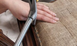 Technique de rénovation d'un siège Formation Tapissier d'ameublement en siège proche de Limoges