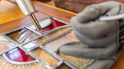 Application mastic Atelier sertissage vitrail traditionnel au plomb