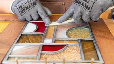 Assemblage des pièces Atelier sertissage vitrail traditionnel au plomb