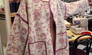 Veste rose Formation Couture à Lourdes : métiers de la mode et vêtement flou