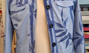 Veste bleue fleurie Formation Couture à Lourdes : métiers de la mode et vêtement flou