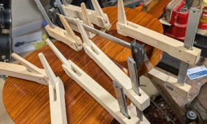 Assemblage des pièces en bois Formation Luthier en guitare à Montpellier