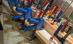 Mise en forme du corps de guitare Formation Luthier en guitare à Montpellier