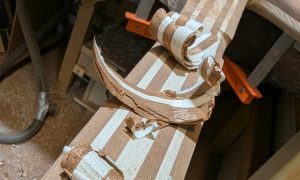 Assemblage du corps d’une guitare Formation Luthier en guitare à Montpellier