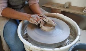 Apprentissage au cours de la formation tournage céramique et poterie avec une céramiste vers Caen en Normandie