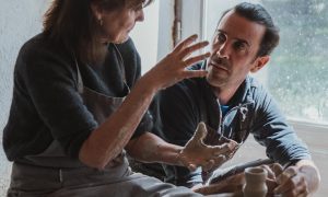 Apprentissage pendant la formation céramique avec une céramiste dans le Gers