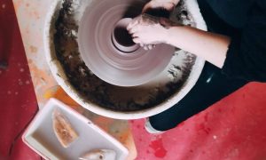Apprentissage sur tours de poterie pendant la formation céramique en Normandie