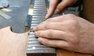 Apprentissage au cours de la formation lutherie en guitare avec un luthier à Nantes en Loire Atlantique