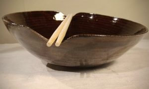 Assiette et baguettes pendant la formation poterie et céramique à dans l'Aude à Bize Minervois