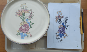 Assiette et dessin pendant la formation décoration céramique en Catalogne