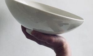 Assiette au cours de la formation en céramique dans les Alpes