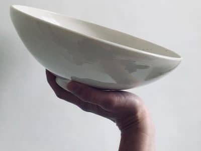 Assiette au cours de la formation en céramique dans les Alpes