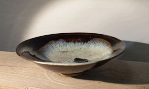 Assiette pendant la formation céramique et poterie à Bize Minervois en Occitanie