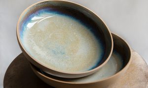 Assiettes de potier céramiste pendant la formation en Charente