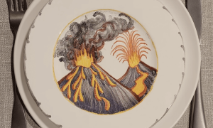 Assiette pendant la formation décoration céramique en Occitanie