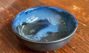 Assiette à soupe de Lucie pendant la formation céramique et poterie avec une céramiste vers Mâcon