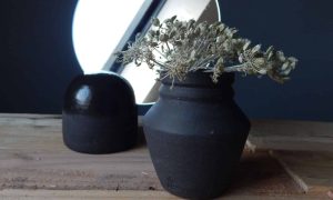 Assiettes et vases de Mariatou pendant la formation ou les cours céramique à Lille dans le Nord