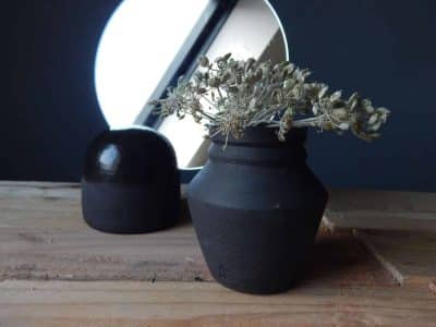 Assiettes et vases de Mariatou pendant la formation ou les cours céramique à Lille dans le Nord