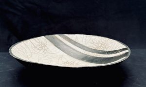 Assiette de Lucie pendant la formation céramique et poterie avec une céramiste vers Mâcon