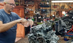 Stagiaire dans l'atelier pendant la formation mécanique moto
