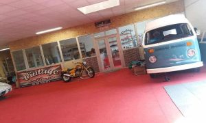 Atelier au cours de la formation sellerie automobile avec un sellier vers Tours dans la Loire