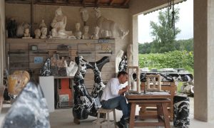 David dans son atelier, pendant la formation tailleur de pierre vers Toulouse