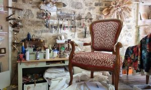 Atelier de la formation en tapisserie d'ameublement à La Caunette près de Minerve