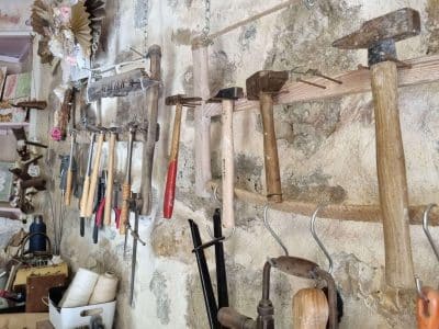 Outils de tapissier de la formation en tapisserie d'ameublement dans le Minervois près de Narbonne