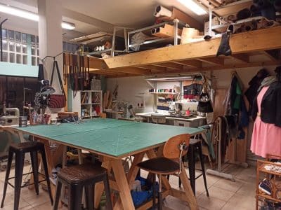 Atelier de maroquinier au cours de la formation de maroquinerie à Marseille PACA