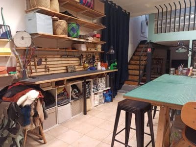 Atelier de maroquinier au cours de la formation de maroquinerie à Marseille PACA