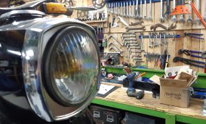 Stage dans l'atelier pendant la formation mécanique moto
