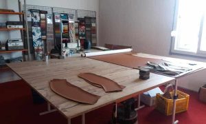 Atelier au cours de la formation sellerie automobile avec un sellier vers Tours dans la Loire