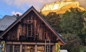 Atelier de Sophie Mage dans la montagne au cours de la formation céramique et poterie