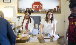 Atelier stagiaire cours du soir Tournage en Céramique en Normandie - Formation