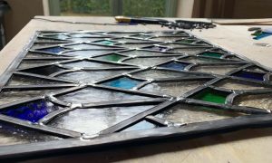 Vitrail au cours de la formation avec un vitrailliste dans la Nièvre
