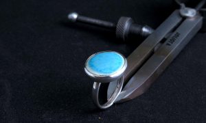 Bague pendant la formation bijouterie avec un bijoutier dans les Pyrénées vers Tarbes