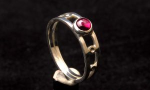 Bague sertie pendant la formation bijouterie avec un bijoutier dans les Pyrénées vers Tarbes