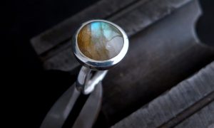 Bague pendant la formation bijouterie sertissage avec un bijoutier vers Lourdes proche de Tarbes dans le Pyrénées