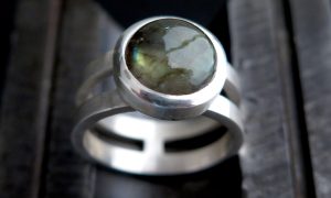 Bague pendant la formation bijouterie sertissage avec un bijoutier vers Lourdes proche de Tarbes dans le Pyrénées