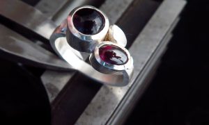 Bague pendant la formation bijouterie sertissage avec un bijoutier vers Lourdes proche de Tarbes dans le Pyrénées
