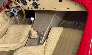 Intérieur avec baquets au cours de la formation sellerie automobile avec un sellier vers Tours dans la Loire