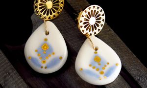 Boucles d'oreille pendant la formation bijouterie avec un bijoutier vers Lourdes proche de Tarbes dans le Pyrénées