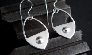 Boucles d'oreille pendant la formation bijouterie avec un bijoutier vers Lourdes proche de Tarbes dans le Pyrénées