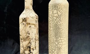 Bouteilles de Lucie pendant la formation céramique et poterie avec une céramiste vers Mâcon