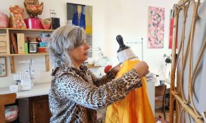 Vêtement sur un buste pendant la formation couture avec une couturière styliste à Toulouse en Occitanie