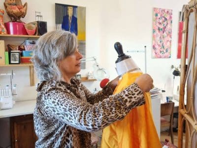 Vêtement sur un buste pendant la formation couture avec une couturière styliste à Toulouse en Occitanie